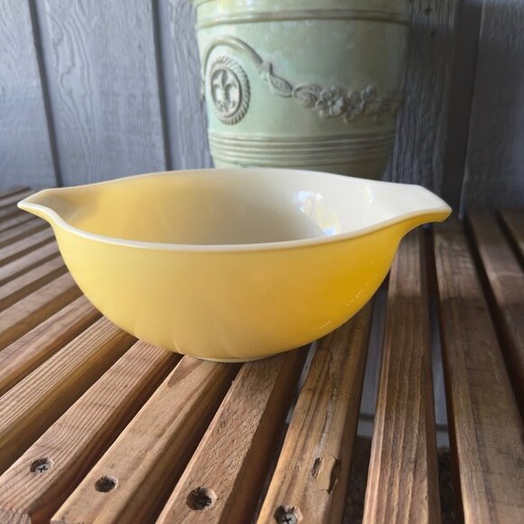 PYREX Vintage Butter Yellow Cinderella 2.5 QT Casserole Dish Handles Cooking - Picture 10 of 12